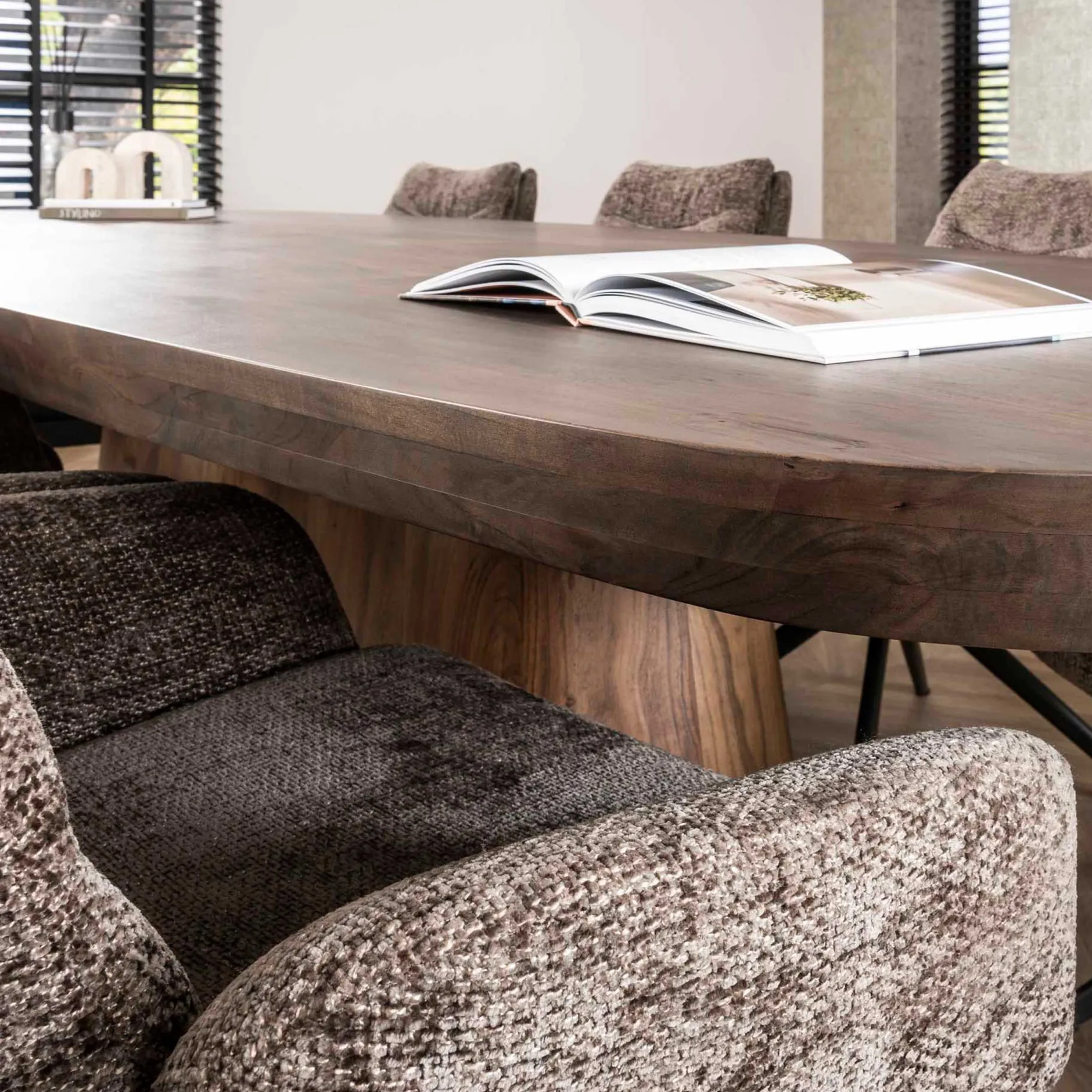 Arcadia Oval Esstisch 300cm - Massiv Akazie Drift Braun