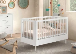 Babyzimmer Forrest: Babybett 70x140cm, Wickeltisch mit Wickelbrett, Kleiderschrank - Weißbuche