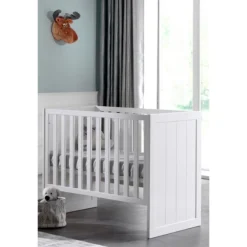 Babyzimmer-Set Billy - Dreitüriger Kleiderschrank, Kommode, Wickeltisch und Babybett - MDF/Weiß