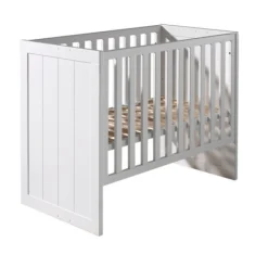 Babyzimmer-Set Erik - Dreitüriger Kleiderschrank, Kommode, Wickeltisch & Kinderbett - MDF/Weiß