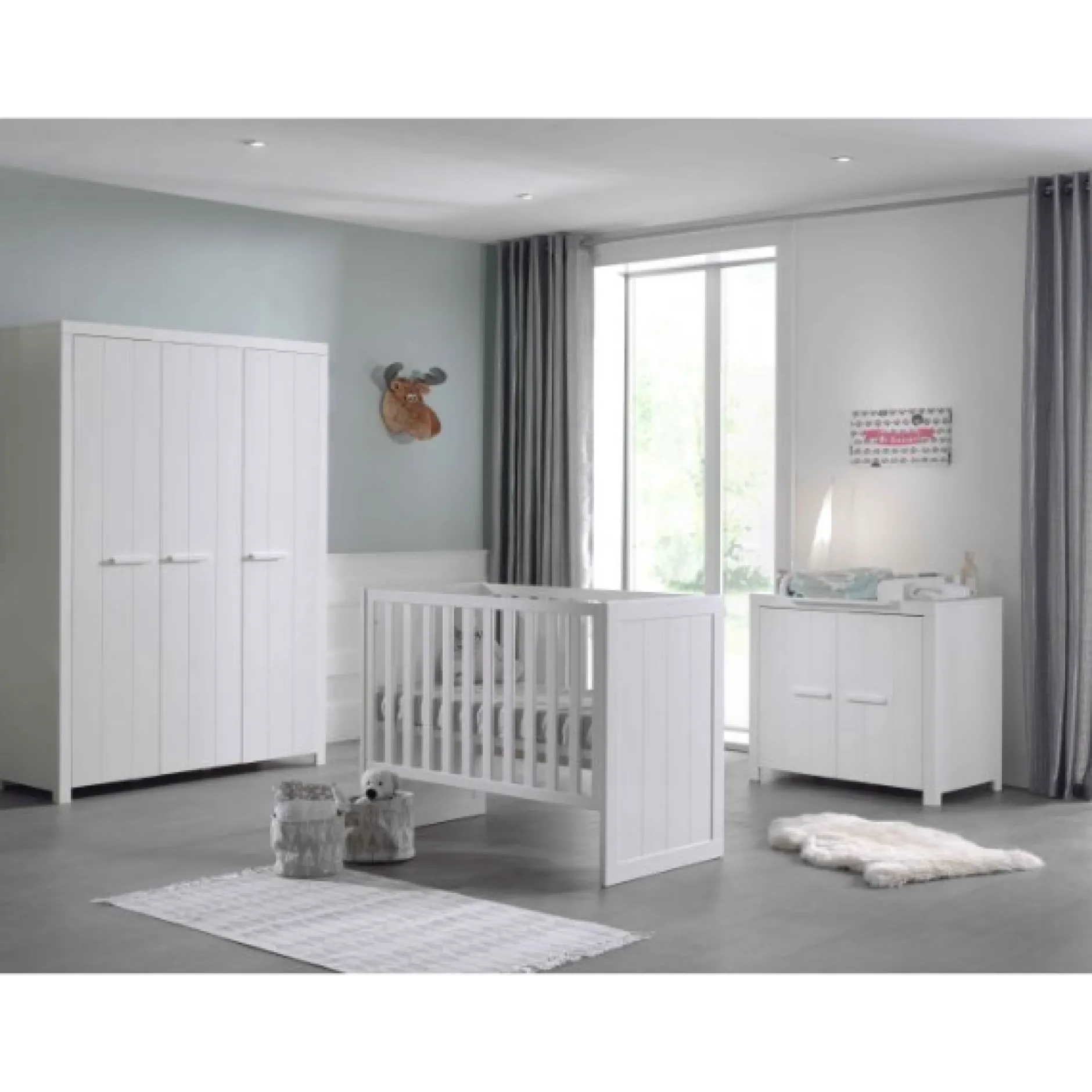Babyzimmer-Set Erik - Dreitüriger Kleiderschrank, Kommode, Wickeltisch & Kinderbett - MDF/Weiß