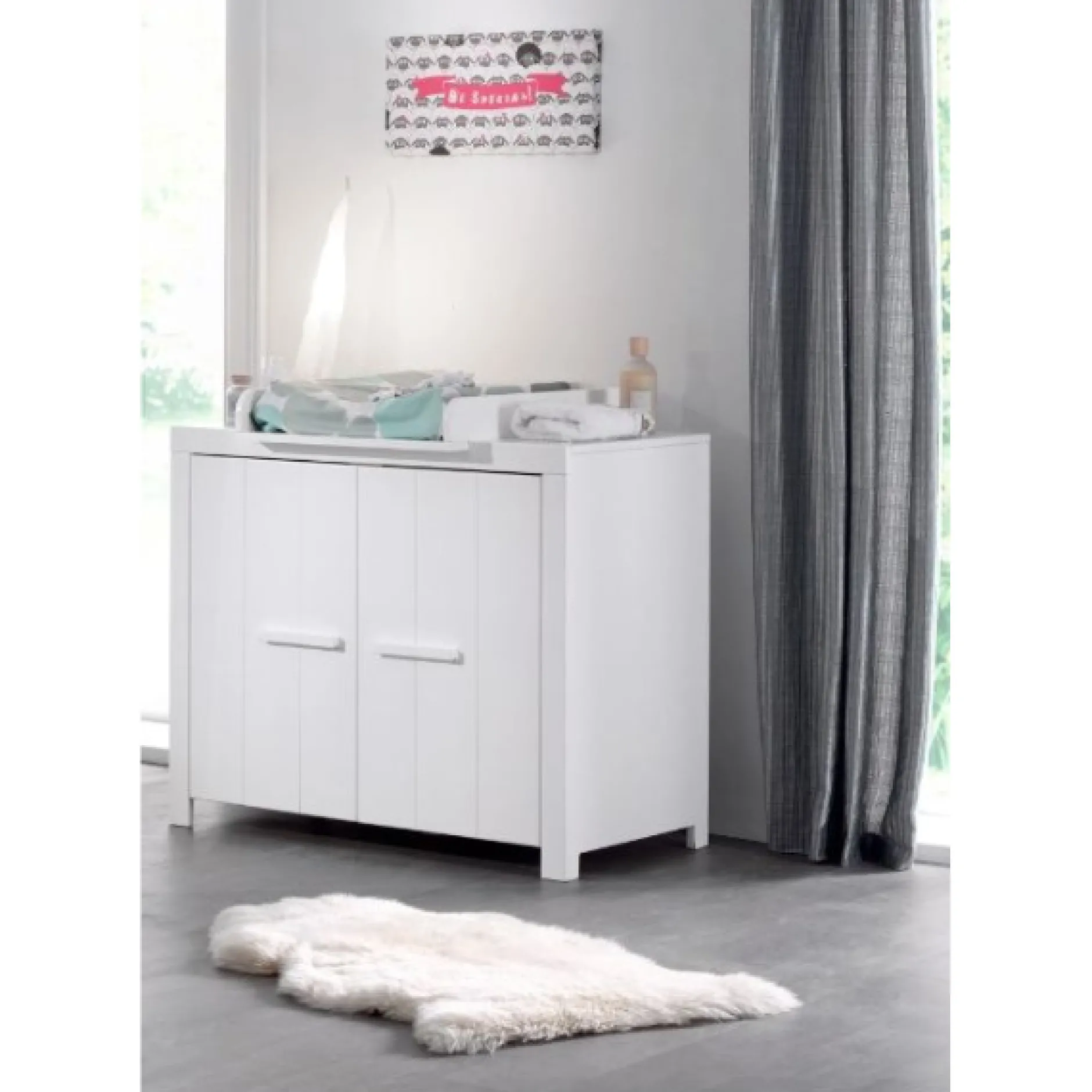 Babyzimmer-Set Erik - Dreitüriger Kleiderschrank, Kommode, Wickeltisch & Kinderbett - MDF/Weiß