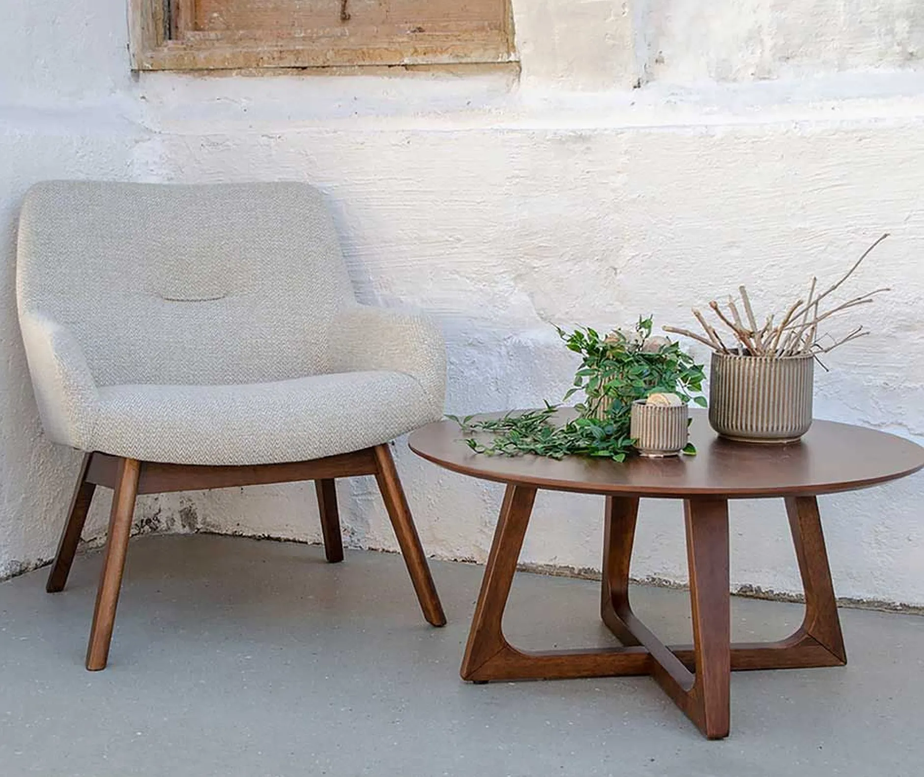 Couchtisch aus braunem Nussbaumfurnier Ø75x36 cm