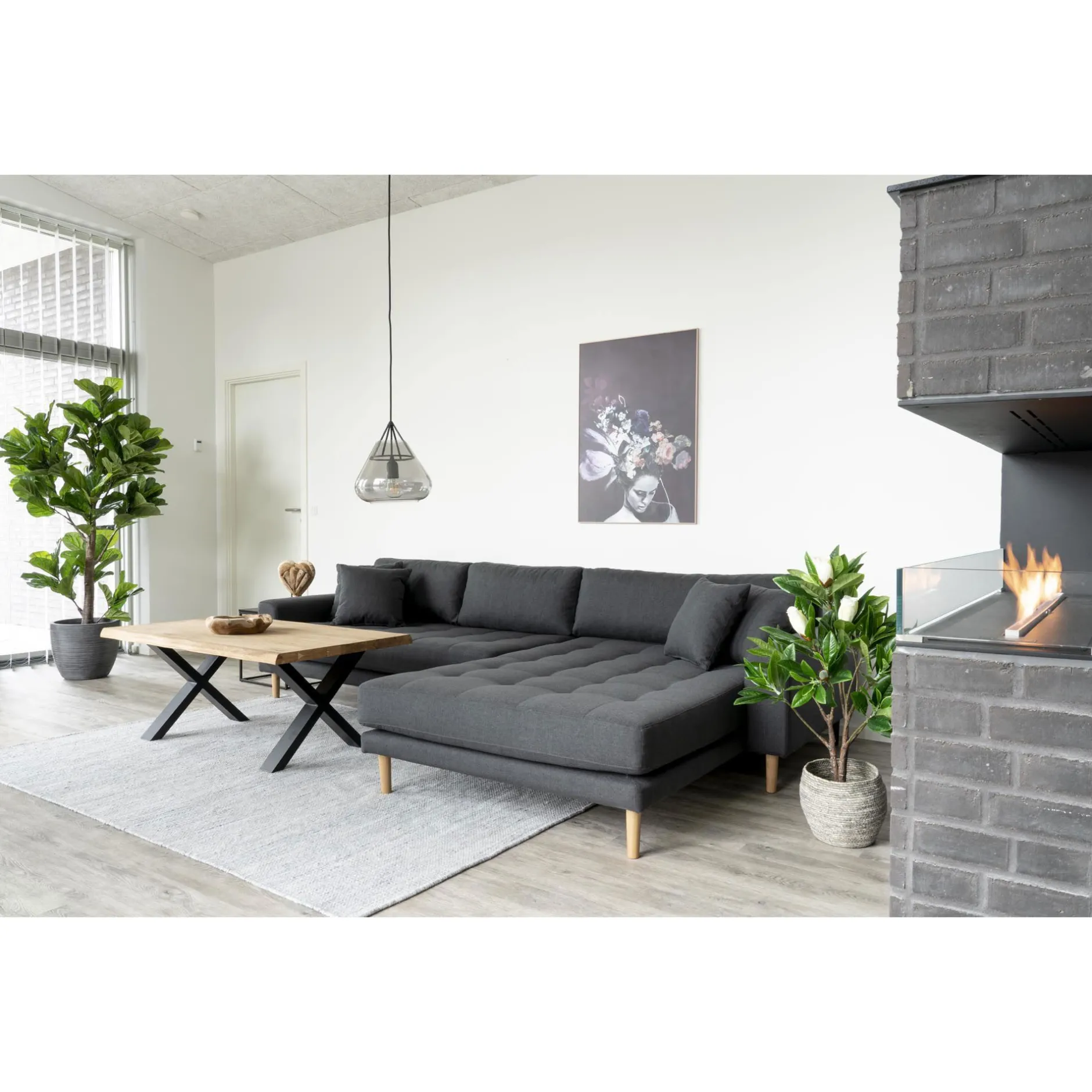 Couchtisch aus Eiche Natur mit gewellter Kante