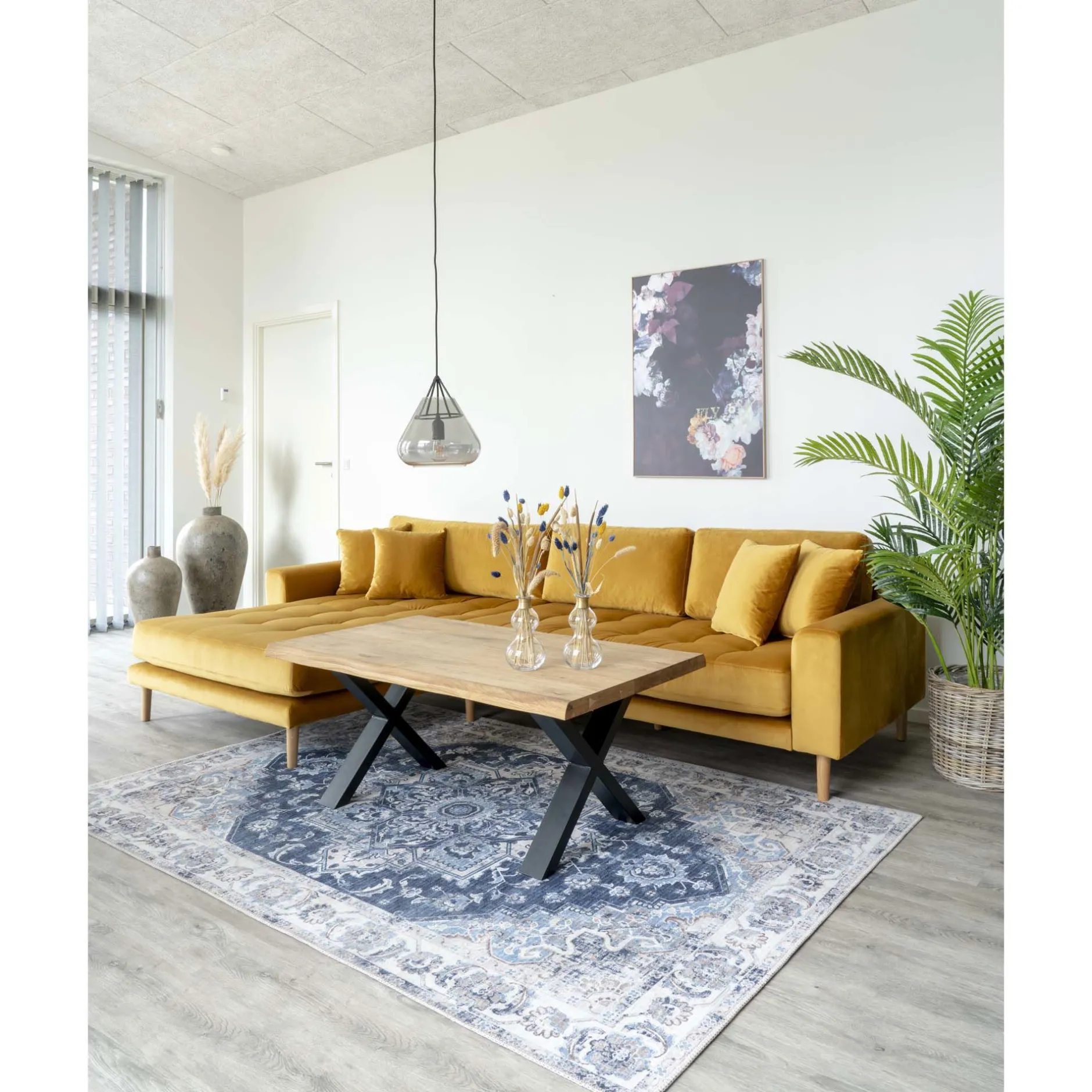 Couchtisch aus Eiche Natur mit gewellter Kante