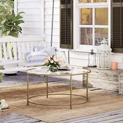 Couchtisch aus Glas mit goldenem Stahlrahmen: Stilvoll und langlebig