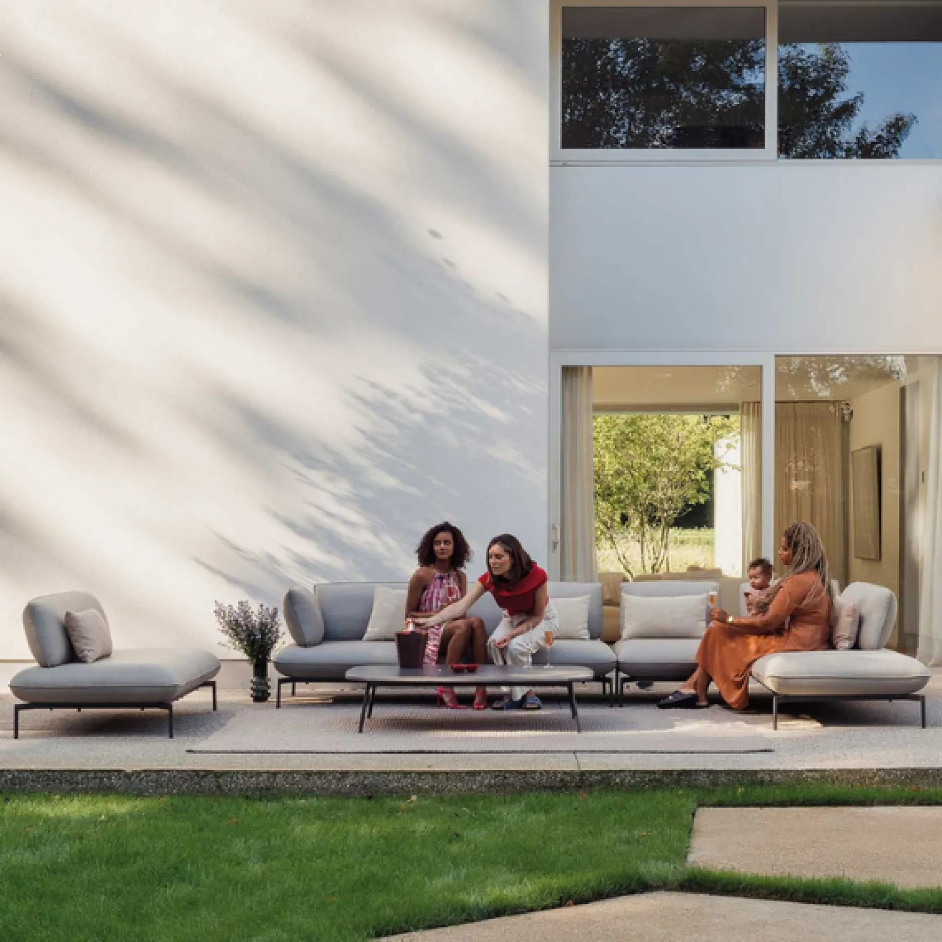 Dreisitziges Gartensofa Todo von Gescova – hellgrau, 220x95x80 cm