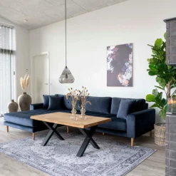 Dunkelblaues Lido Lounge Sofa mit Kissen und Holzbeinen