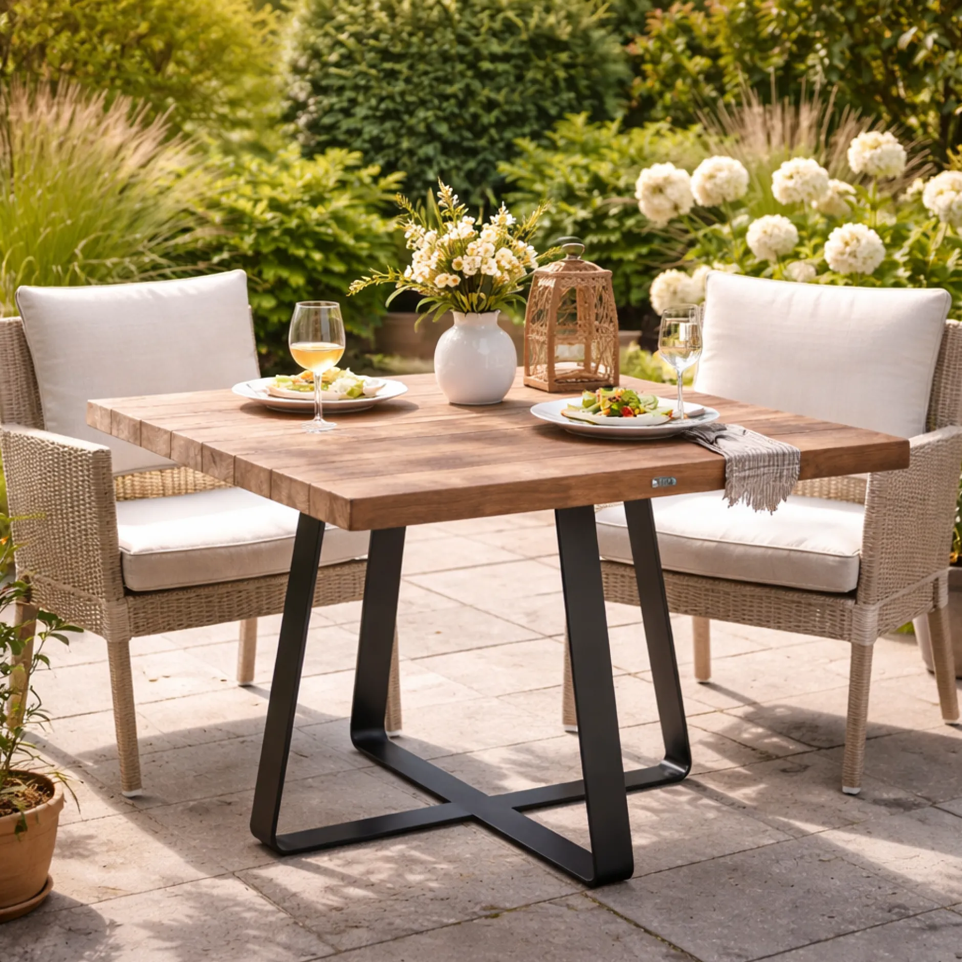 Gartentisch Margarite Gescova - Teakholz und schwarzes Eisengestell - 80x80cm - Braun