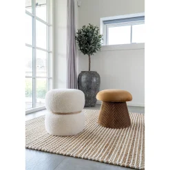Hampton Pouf aus ockerfarbenem Samt - stilvolle Ergänzung für das Wohnzimmer