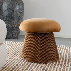 Hampton Pouf aus ockerfarbenem Samt - stilvolle Ergänzung für das Wohnzimmer