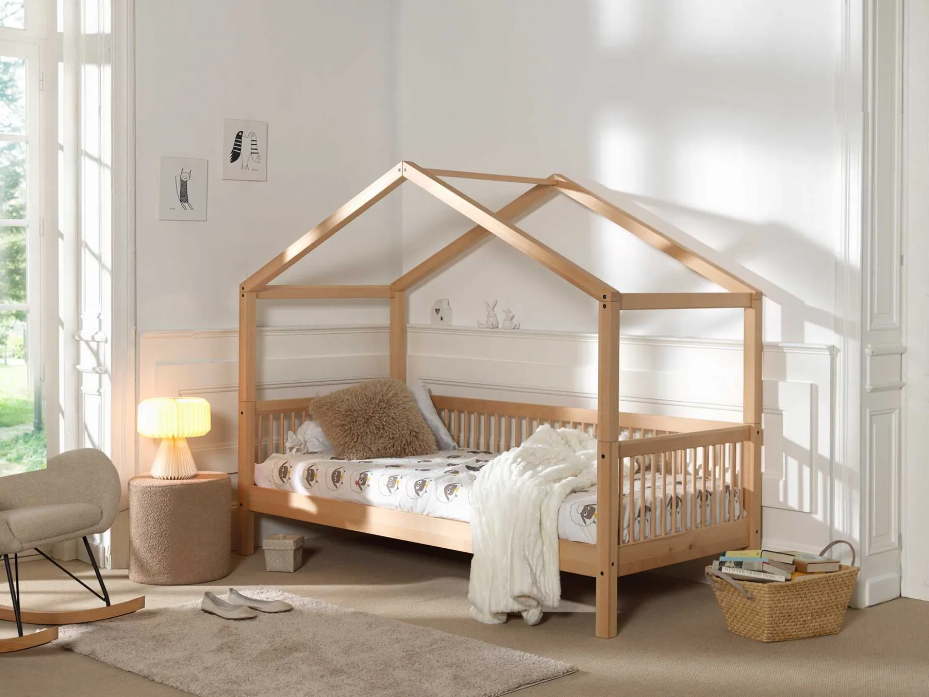 Hausbett Forrest 90x200 mit herunterklappbarem Schutzgitter und Bettzelt - Buche/Rosa