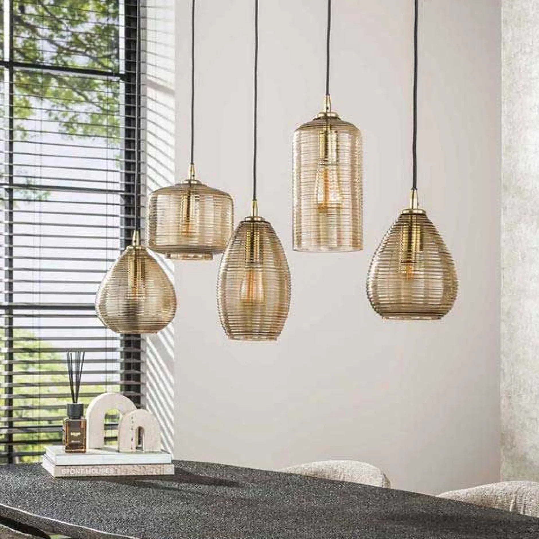 Hängeleuchte Stripe - 126x20x150cm - fünf Lampen - Fumé-Glas