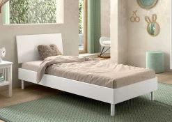 Kinderzimmer Forrest: Nachttisch, Bett 90x200, Kleiderschrank - Weißbuche