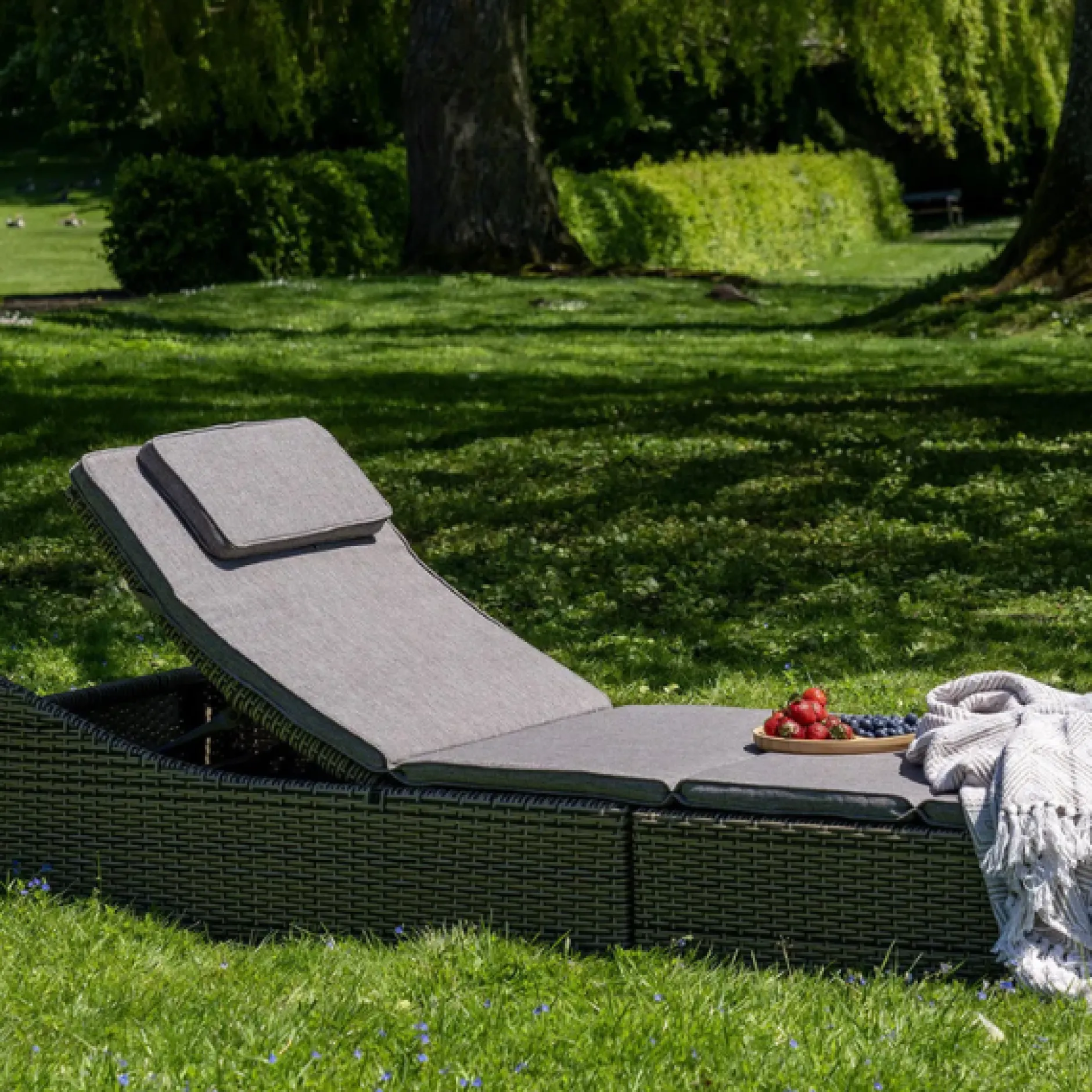 Kubu Split Sun Lounger Set - Schwarzes Poly Rattan, Stahlrahmen