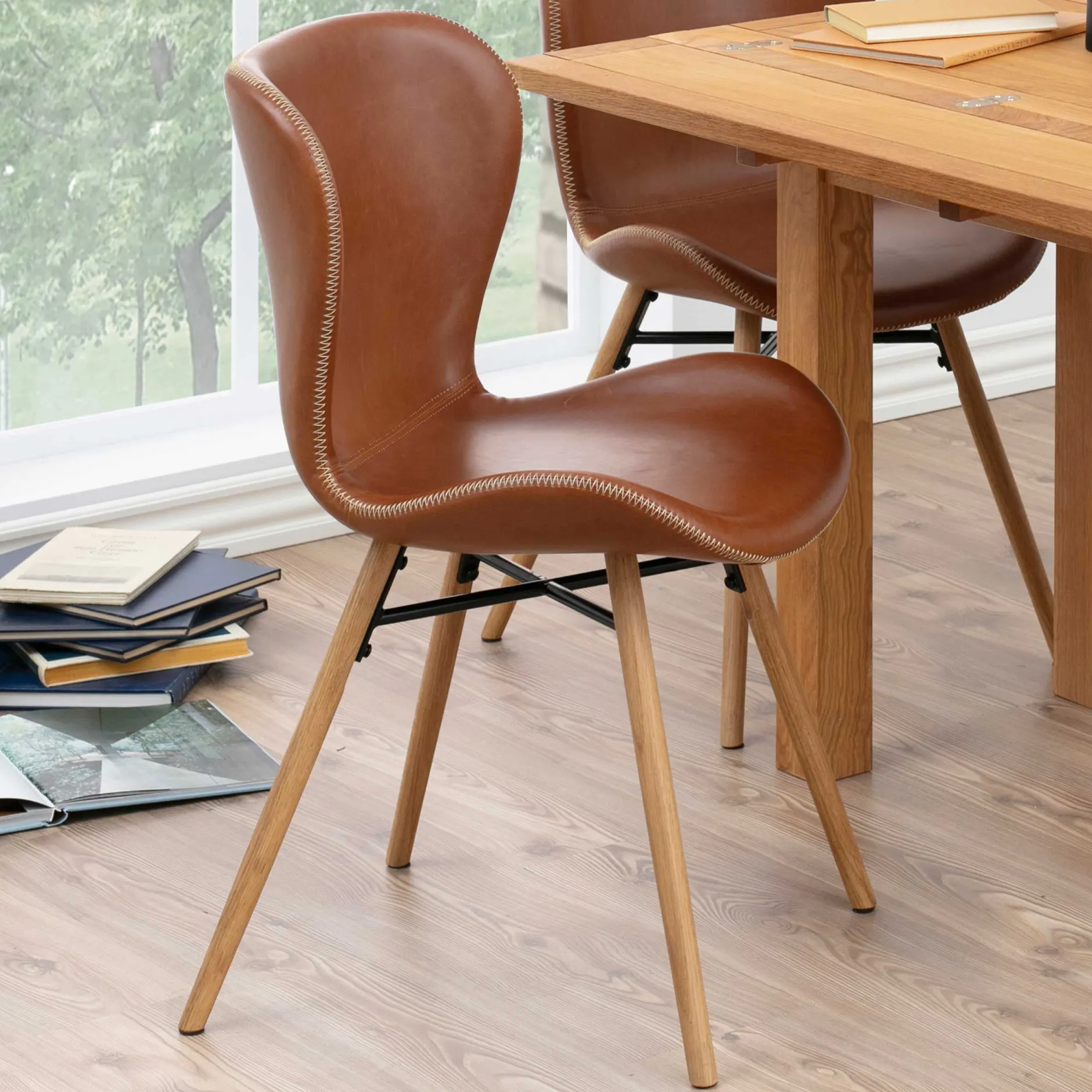 Kunstlederstuhl Tilda mit schrägen Beinen - cognac/Eiche
