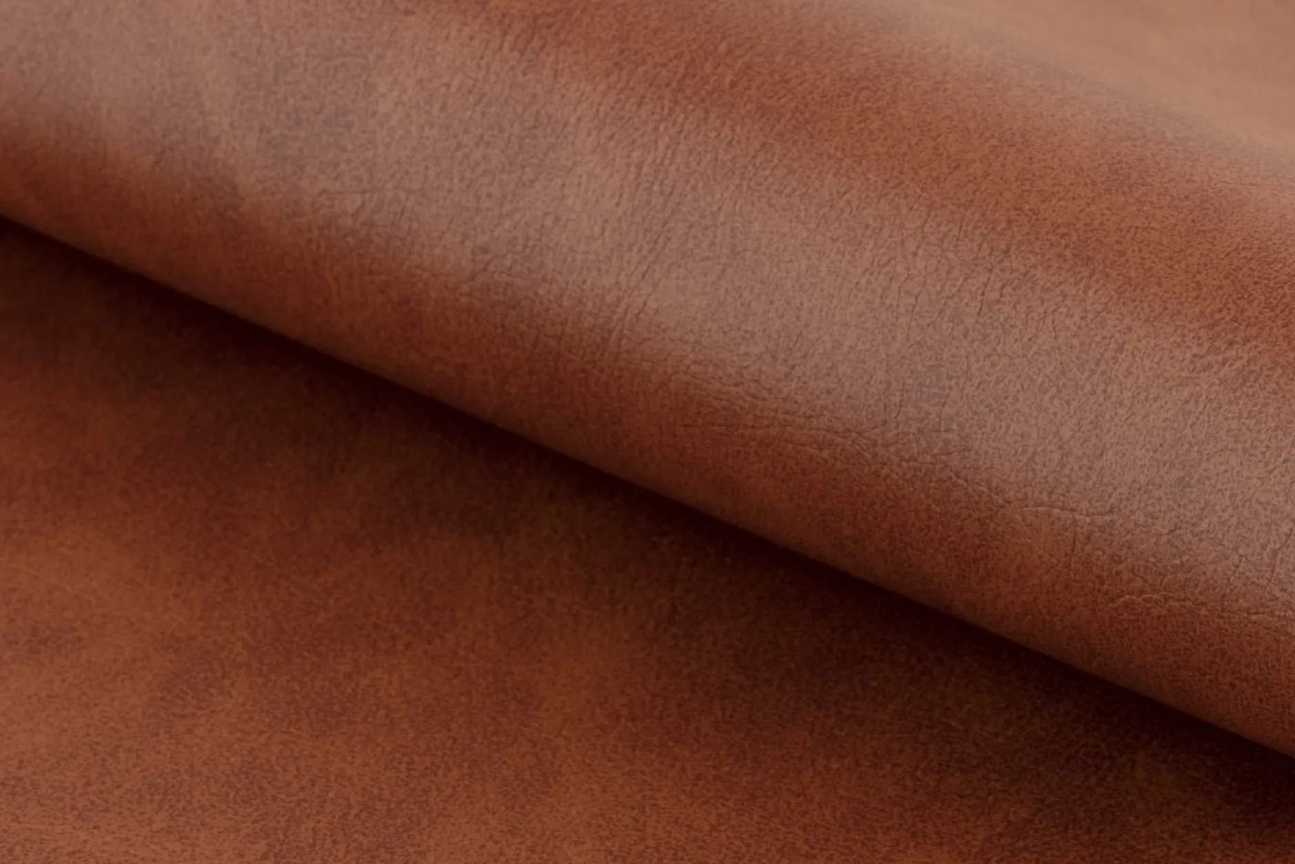 Kunstlederstuhl Tilda mit schrägen Beinen - cognac/schwarz