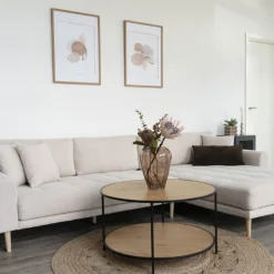 Lido Lounge Sofa - WAAR | Sand, 4 Kissen, Holzbeine