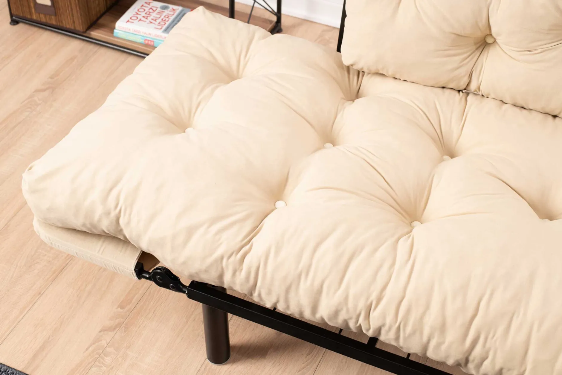 Nitta 2-Sitzer-Schlafsofa | Metallrahmen | Creme