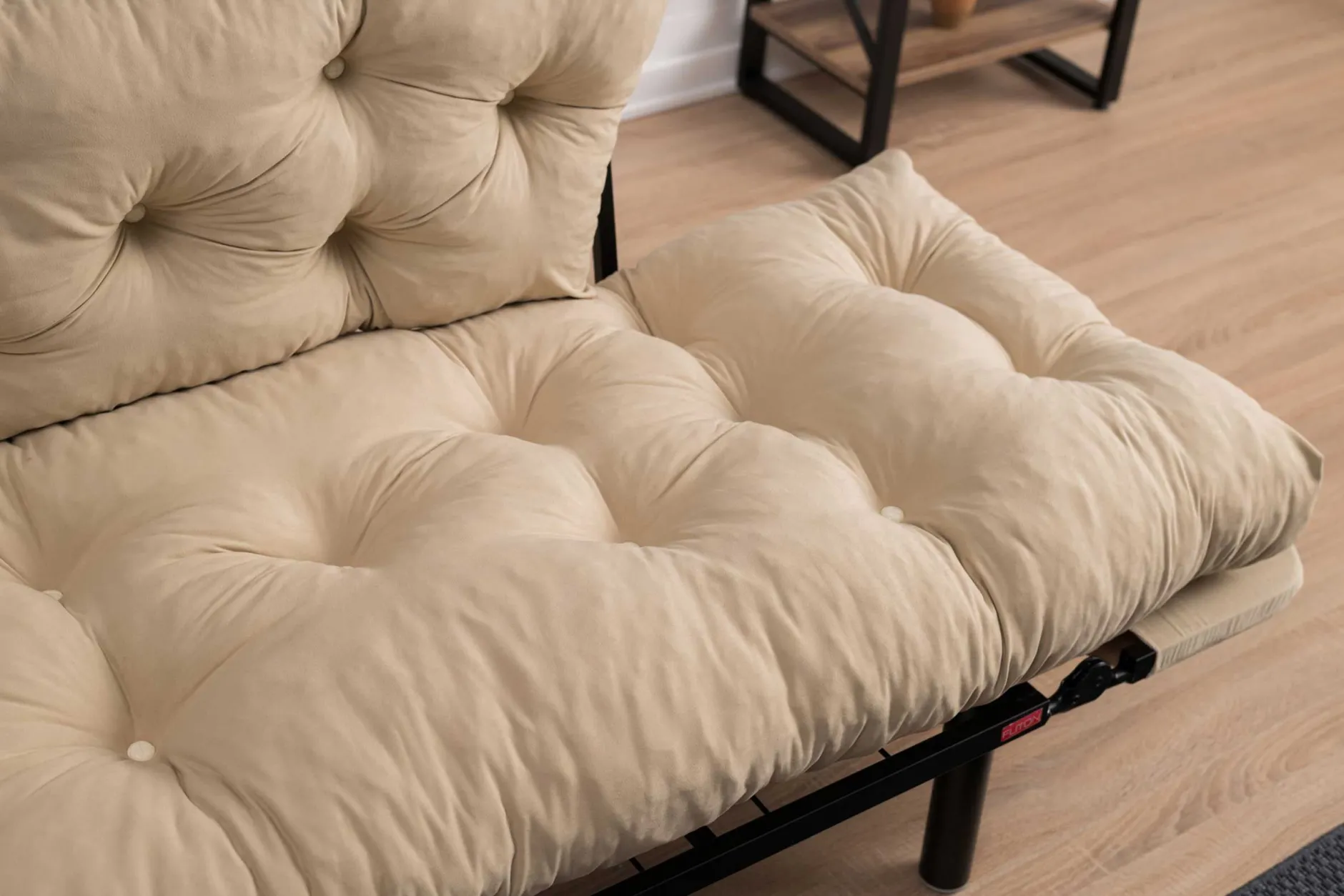 Nitta 2-Sitzer-Schlafsofa | Metallrahmen | Creme