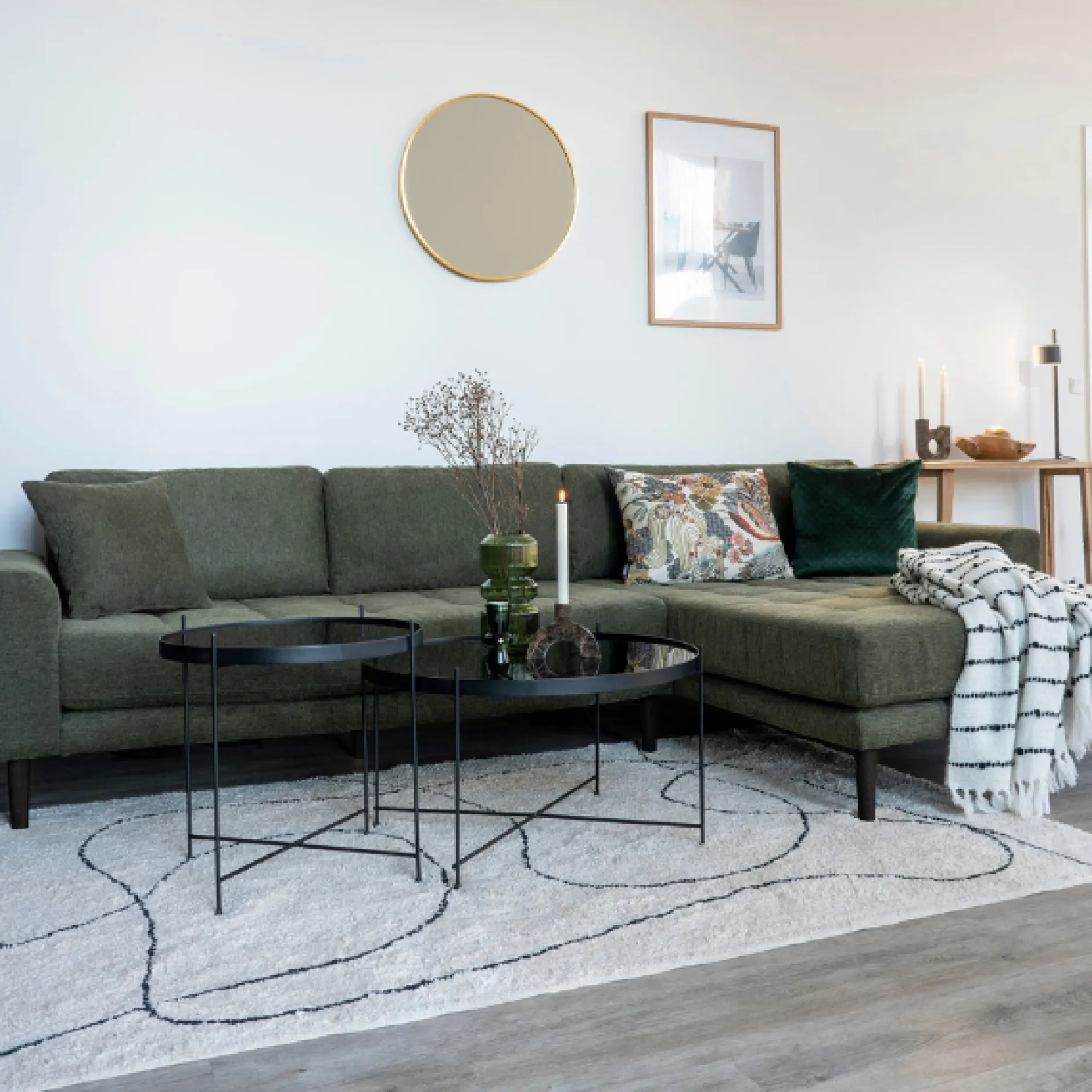 Olivgrünes Lido Lounge Sofa rechts mit Kissen