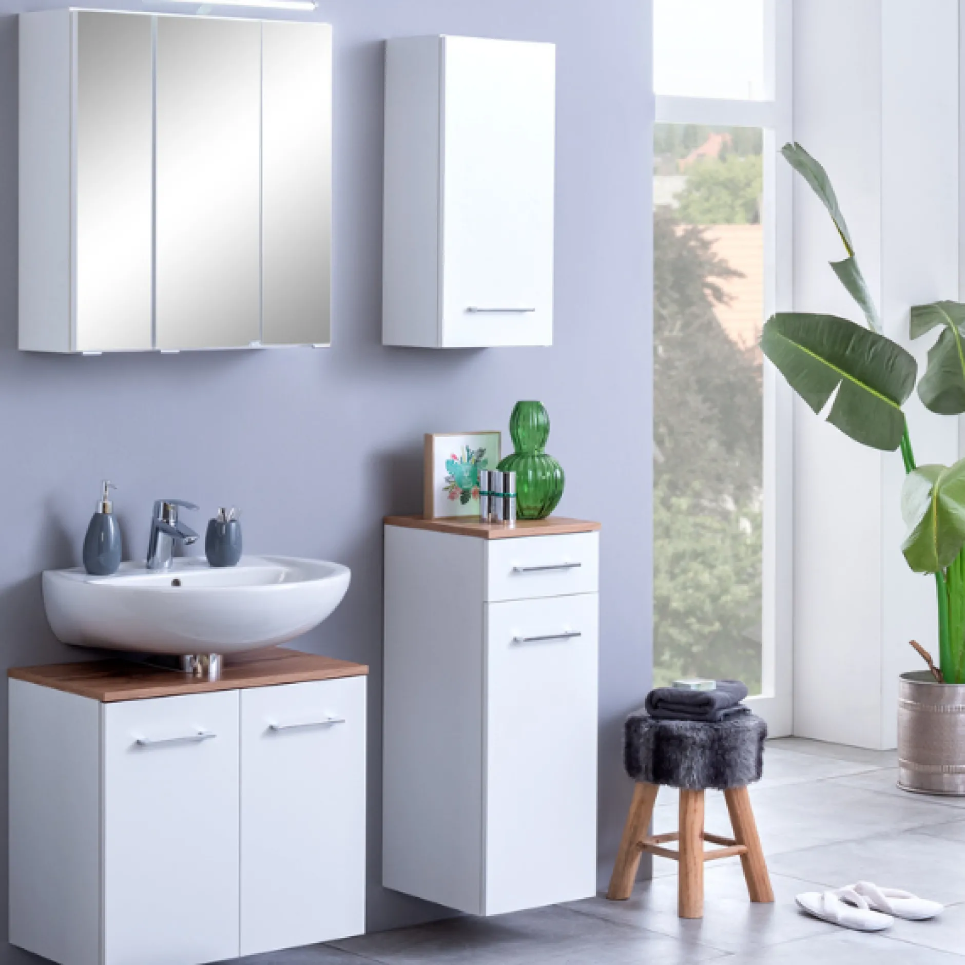 ParesBadezimmer : Spiegelschrank, Waschtischunterschrank, Hängeschränke - weiß