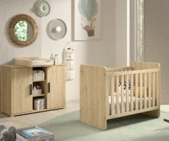 SammieBabyzimmer : Ausziehbares Bett, Kommode mit Wickeltisch - Eichendekor