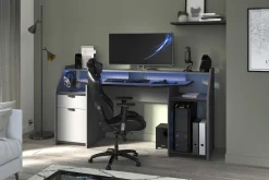 Schreibtisch-Gaming mit LED-Streifen