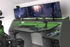 Schreibtisch-Gaming mit LED-Streifen