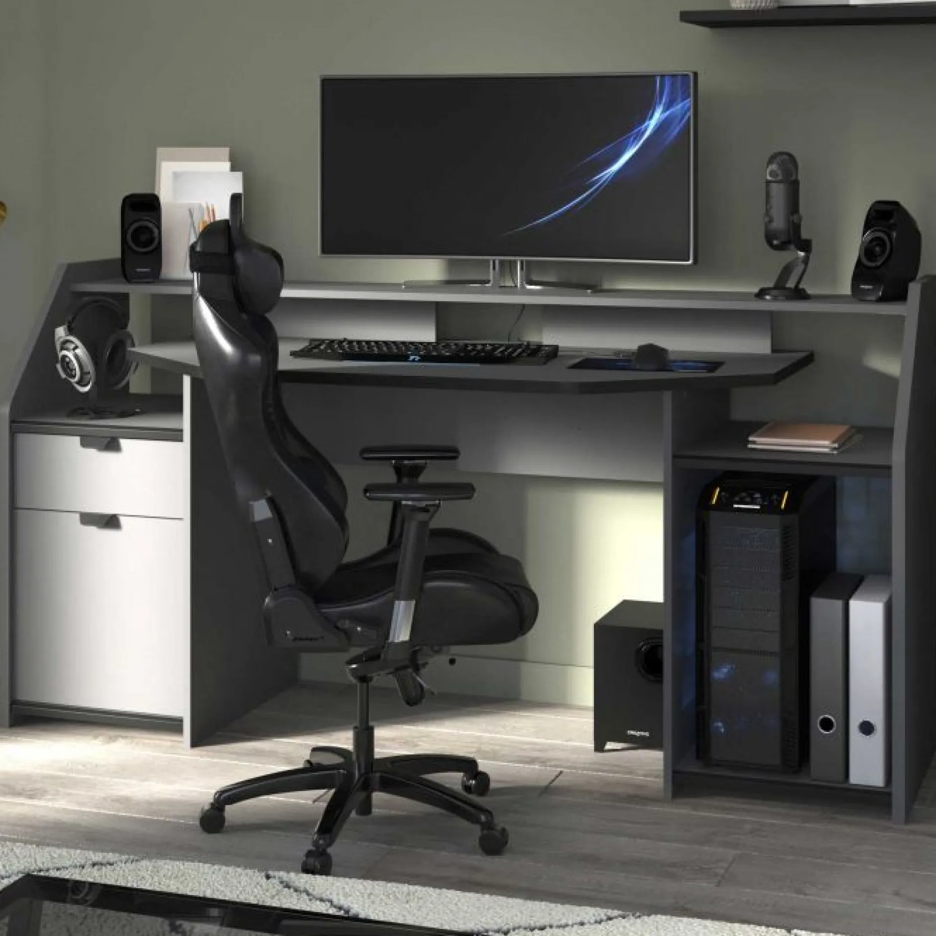 Schreibtisch-Gaming mit LED-Streifen
