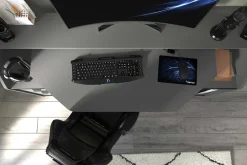 Schreibtisch-Gaming mit LED-Streifen