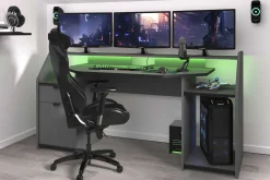 Schreibtisch-Gaming mit LED-Streifen