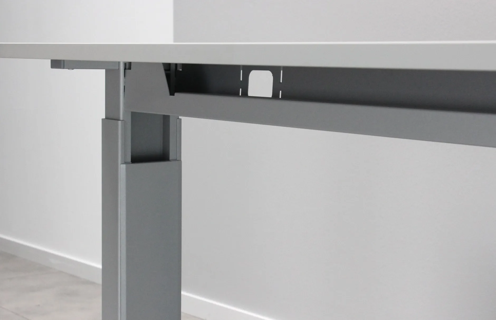 Schreibtisch Osmond 160cm mechanisch verstellbar - hellgrau/silber