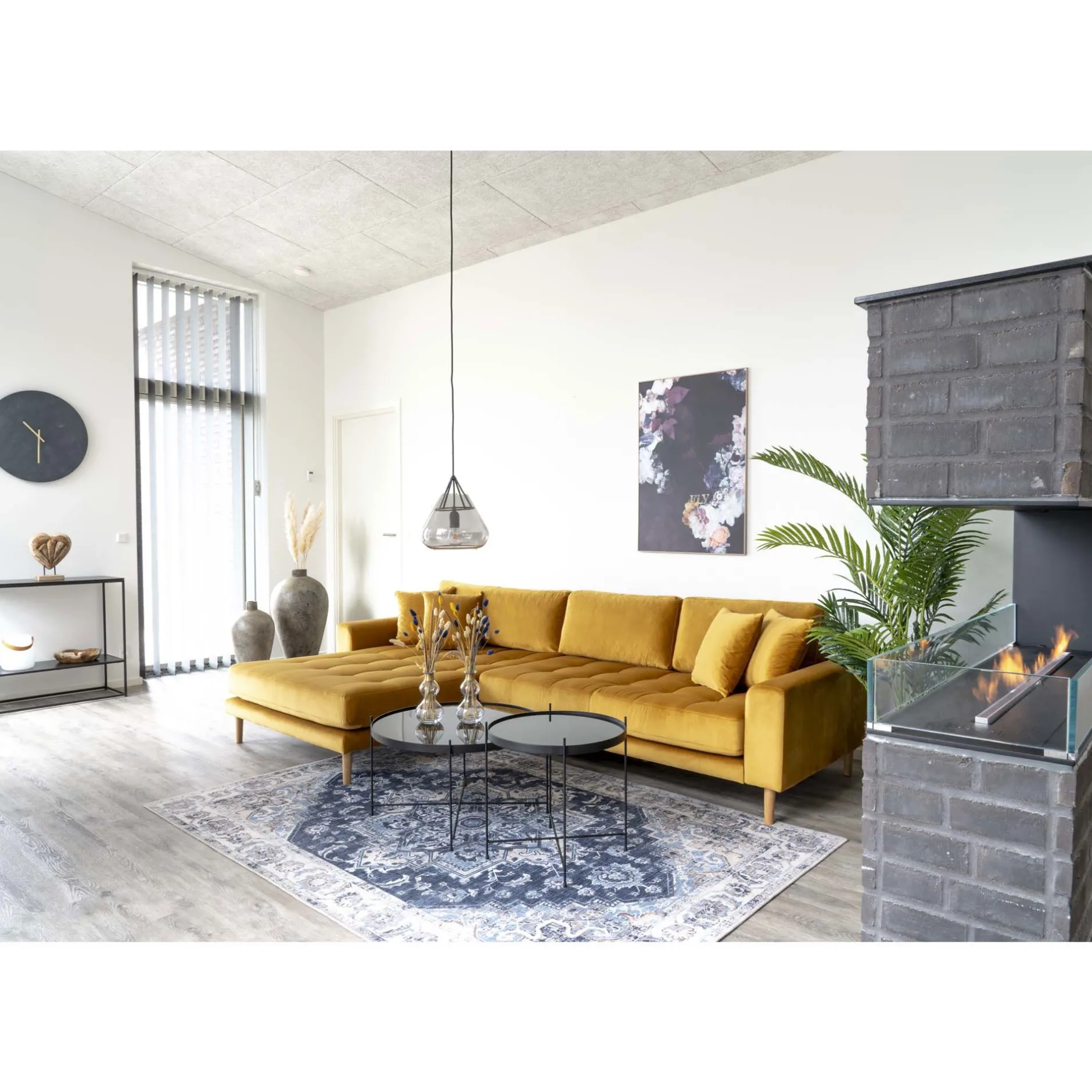 Senfgelbes Lido Lounge Sofa mit vier Kissen
