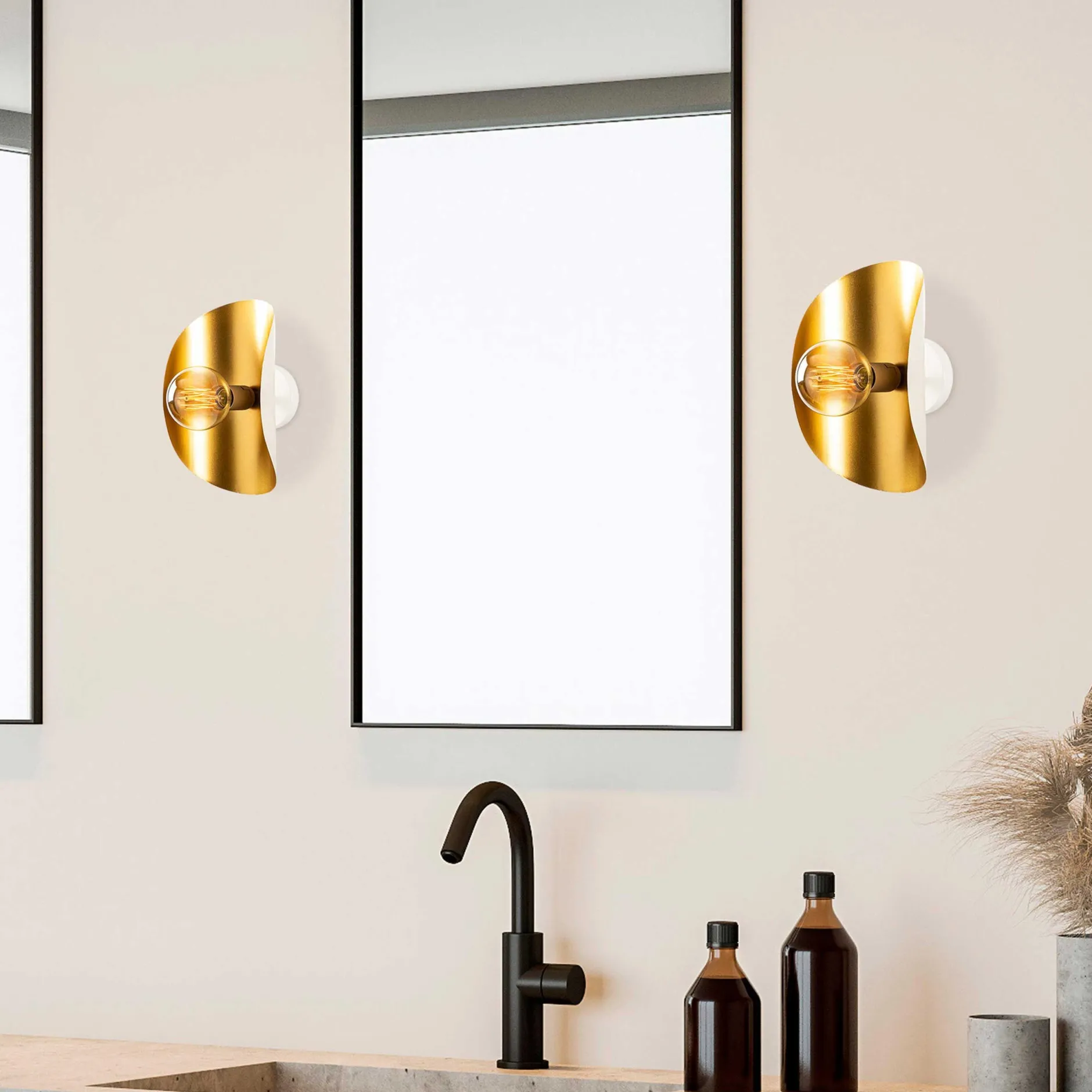 Sivani Wandleuchte | EISENKÖRPER | Weiß, Gold
