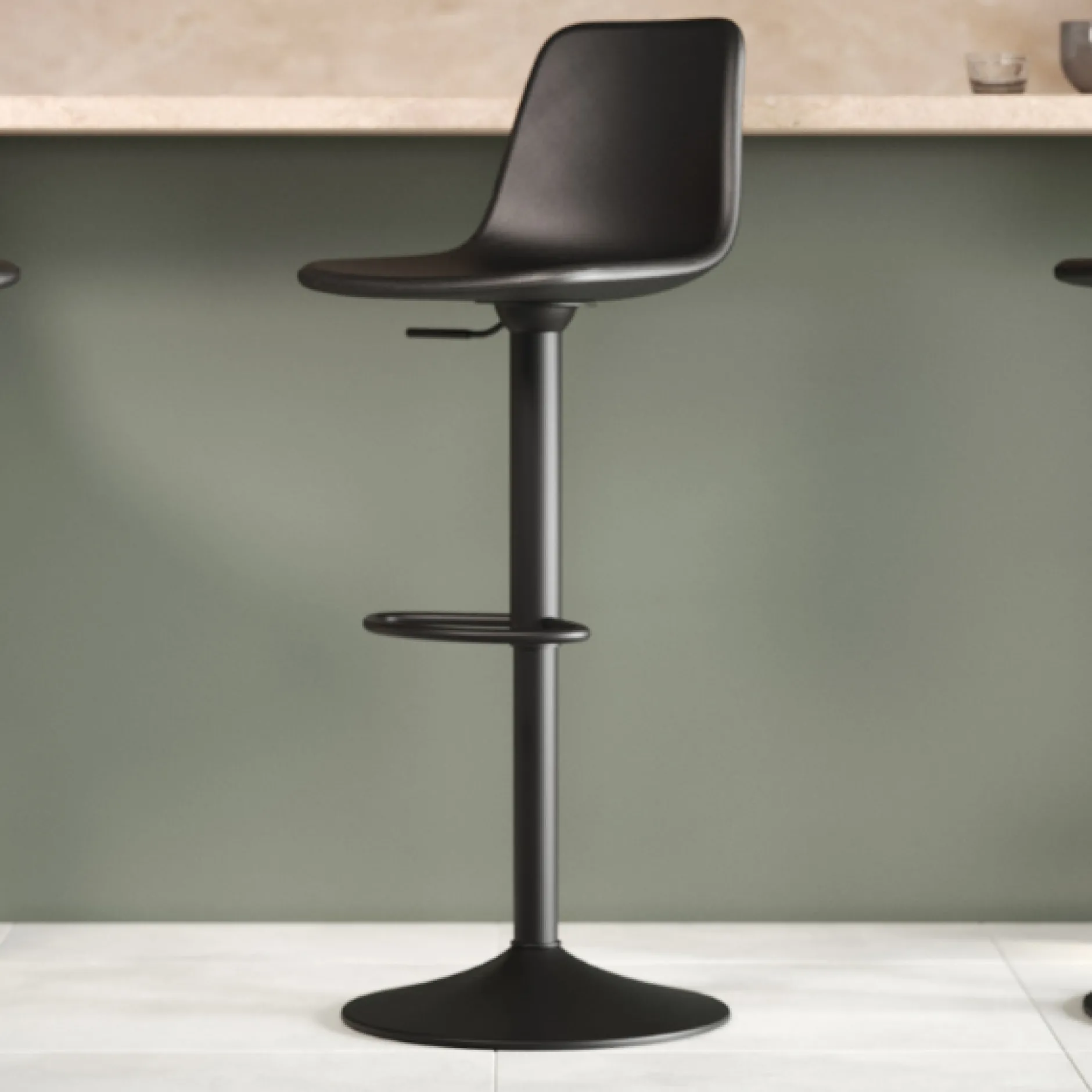 Tommy Verstellbarer Barhocker - 58-80cm Sitzhöhe - schwarzes Kunstleder