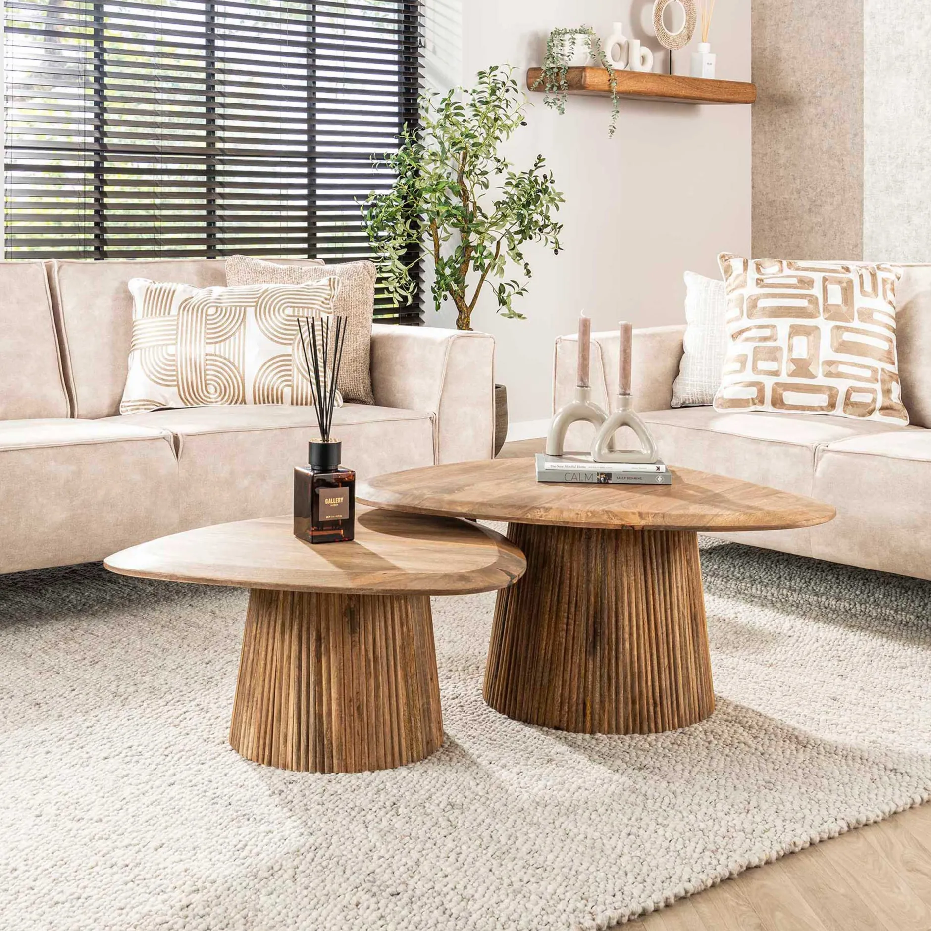 Wave Triangular Top Couchtisch Set/2 - Massiv Mango Sand