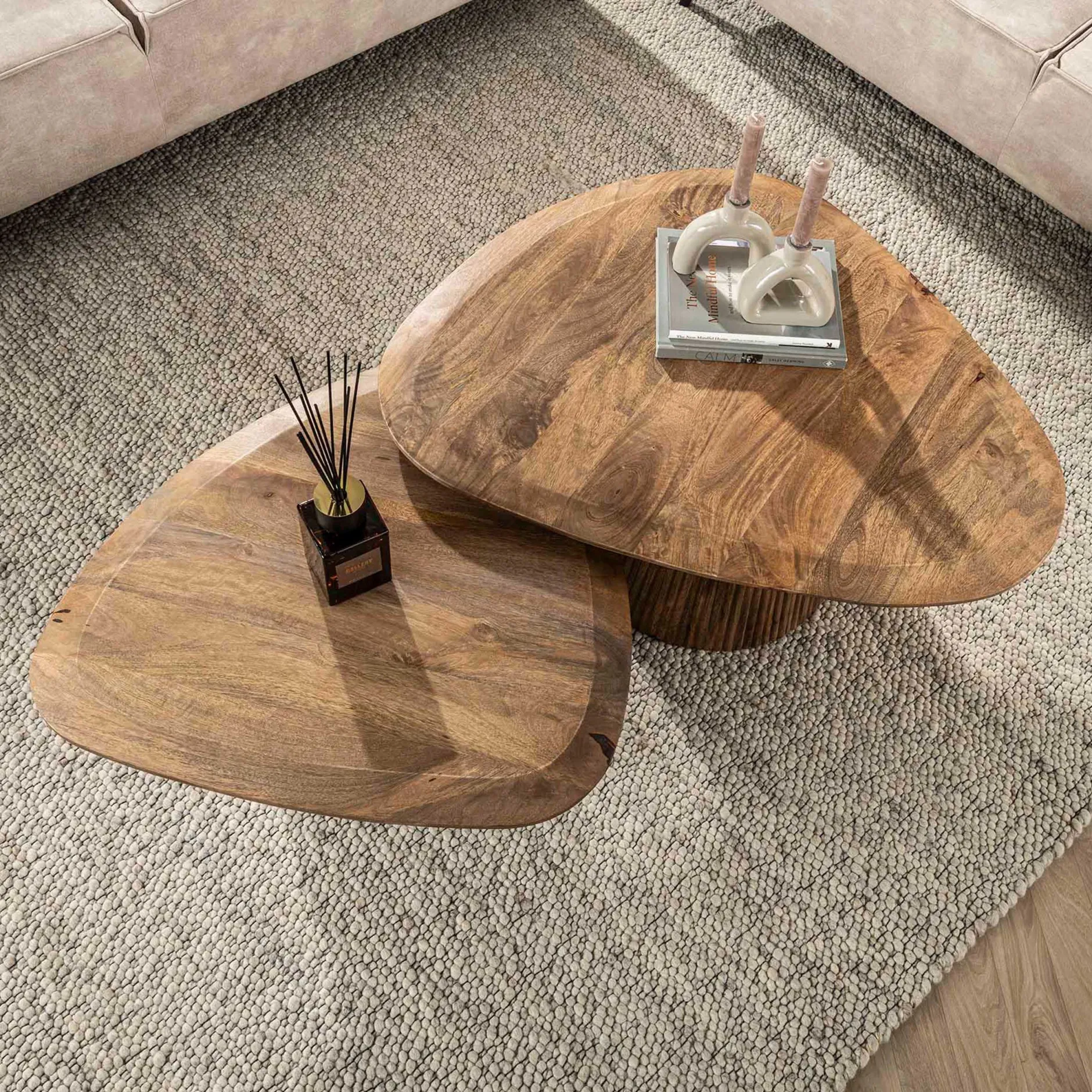 Wave Triangular Top Couchtisch Set/2 - Massiv Mango Sand