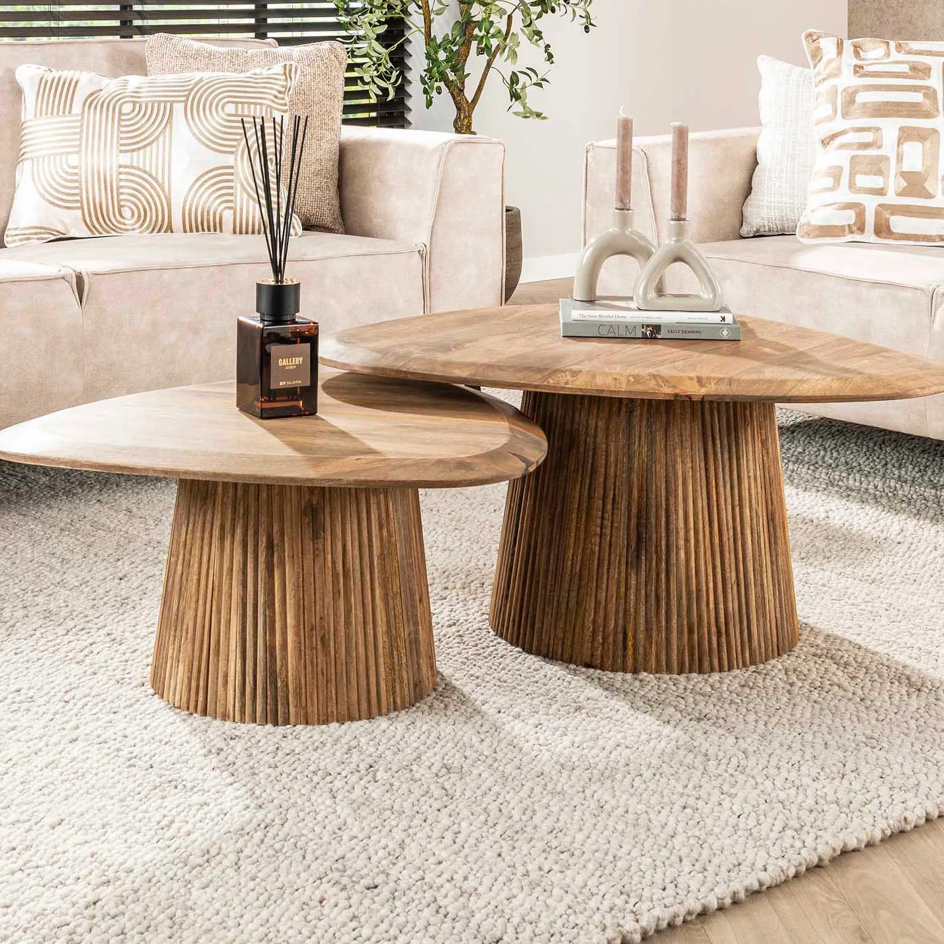 Wave Triangular Top Couchtisch Set/2 - Massiv Mango Sand