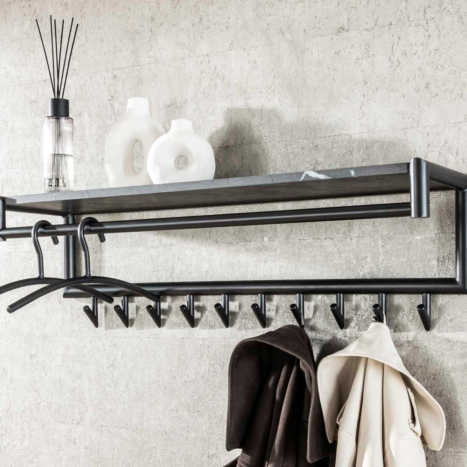 Zeitgenössische Garderobe mit 10 Haken und Hutablage